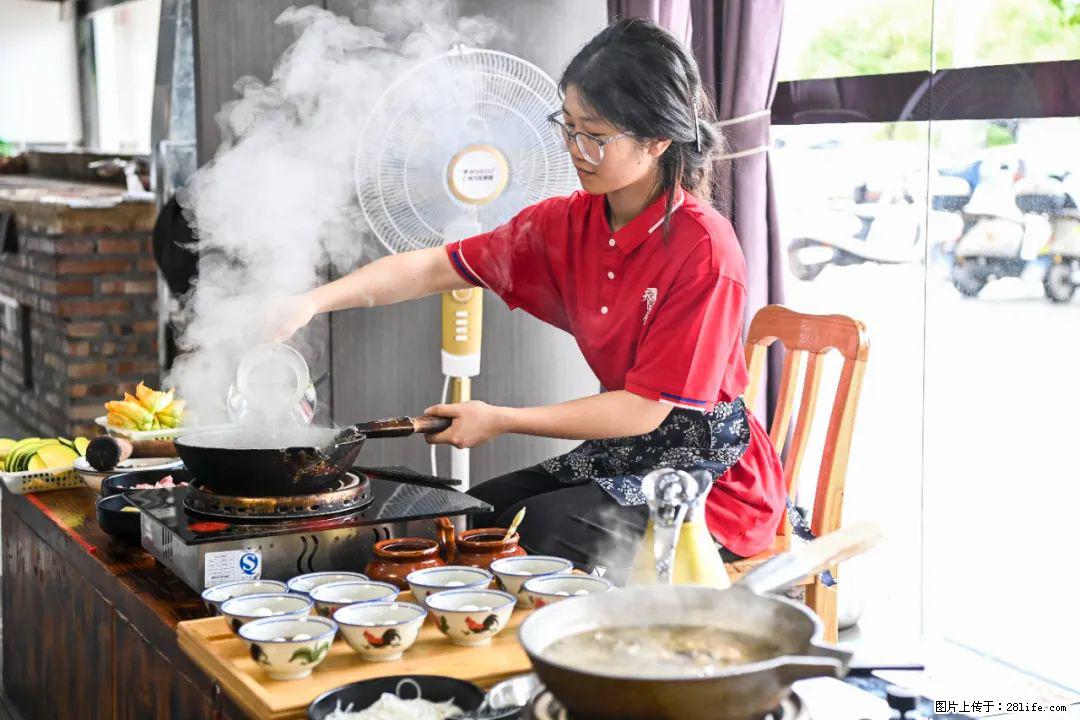 全网追的“扁担女孩”，找了一份暑假工，时薪12元 - 昌吉生活资讯 - 昌吉28生活网 changji.28life.com